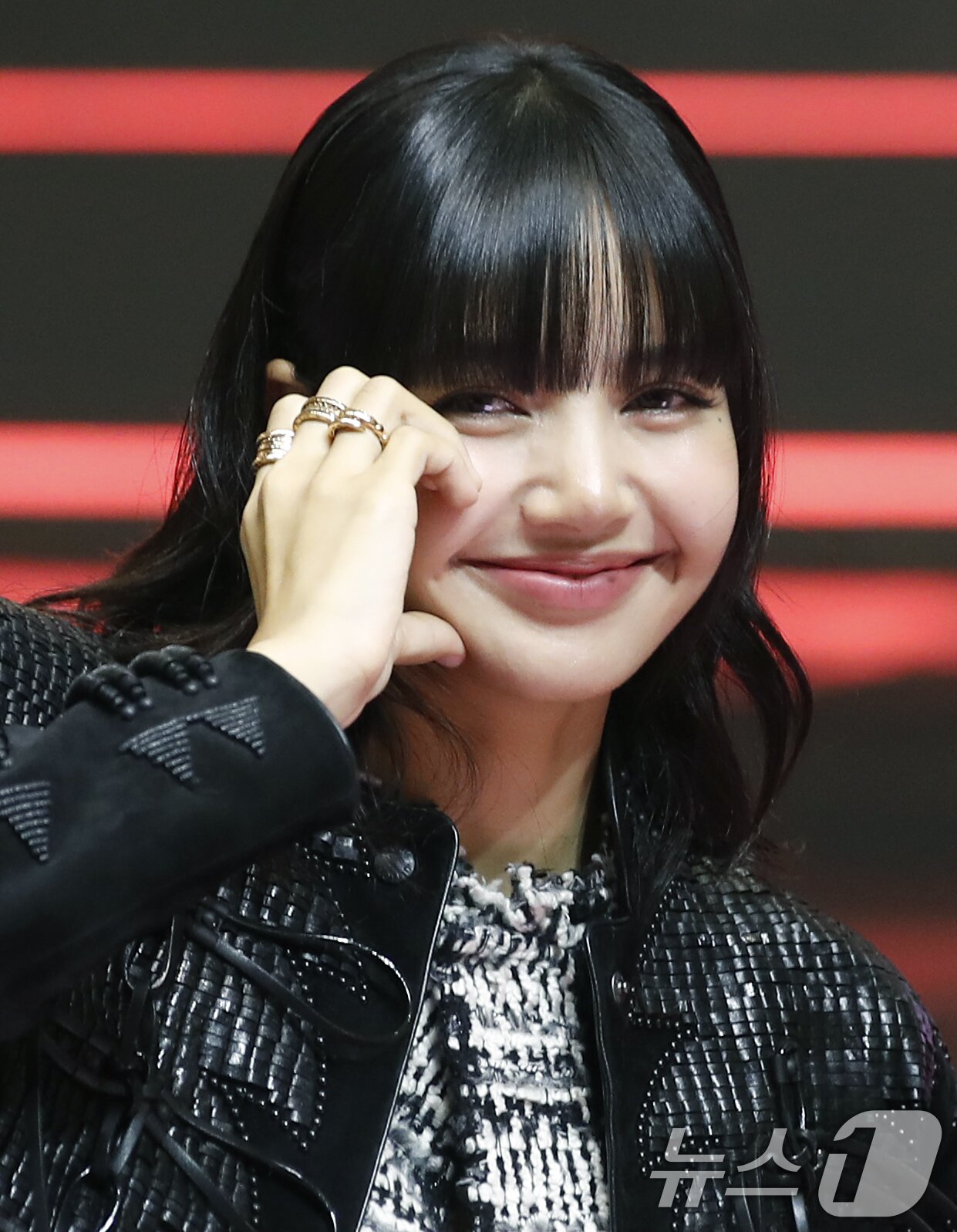 본문 이미지 - 그룹 블랙핑크(BLACK PINK)의 리사가 9일 오후 서울 영등포구 타임스퀘어 영등포점에서 진행된 ‘본 핑크 인 시네마스(BORN PINK IN CINEMAS)’ 핑크 카펫에서 볼 하트 포즈를 취하고 있다. ⓒ News1 권현진 기자