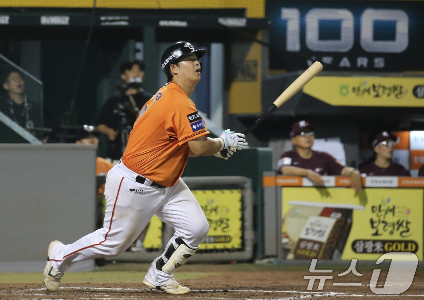 본문 이미지 - 9일 대전 중구 한화생명 이글스파크에서 열린 ‘2024 신한 SOL 뱅크 KBO리그’ 키움 히어로즈와 한화 이글스 경기에서 7회 2사 한화 노시환이 진루타를 치고 있다. 2024.8.9/뉴스1 ⓒ News1 김기태 기자