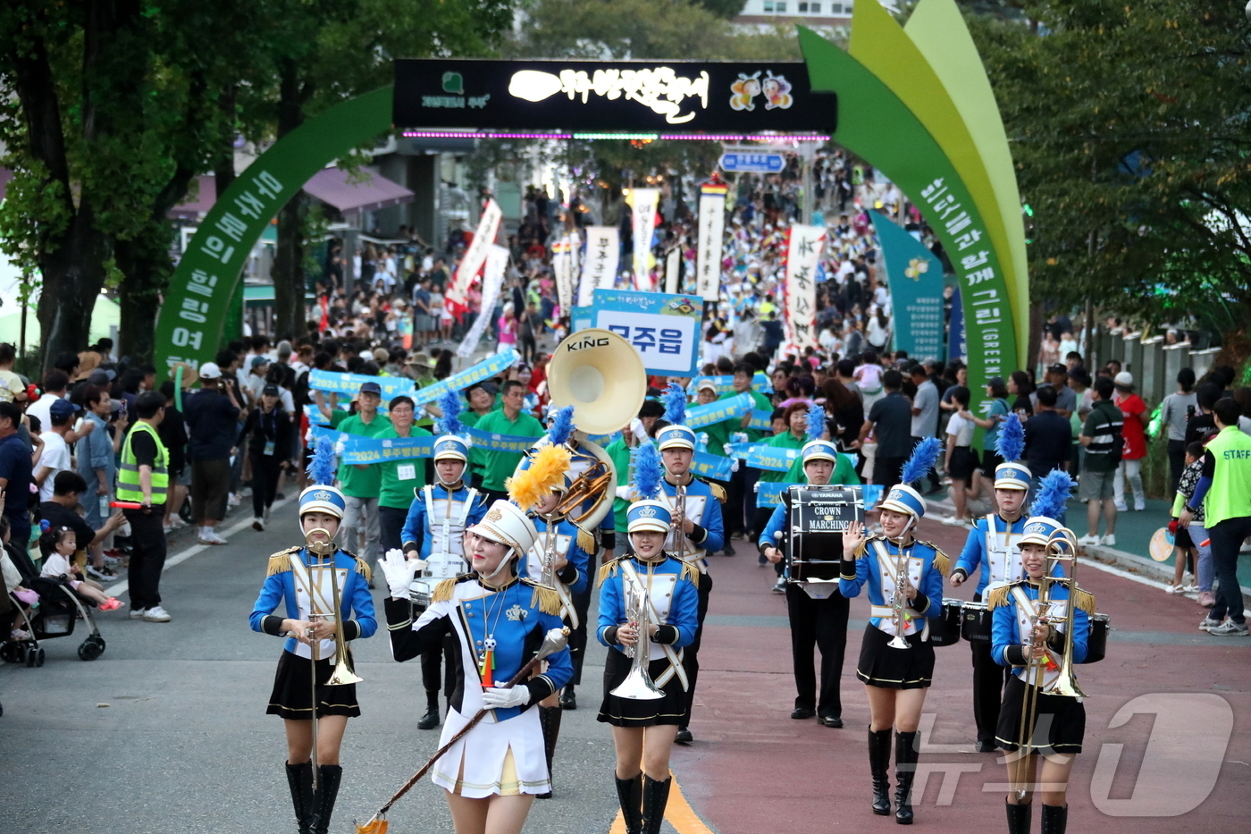 (무주=뉴스1) 장수인 기자 = 제28회 무주반딧불축제가 지난달 31일 '자연특별시 무주로의 힐링여행'을 주제로 무주읍 등나무운동장에서 9일간의 일정으로 화려한 막을 올렸다.(무주 …