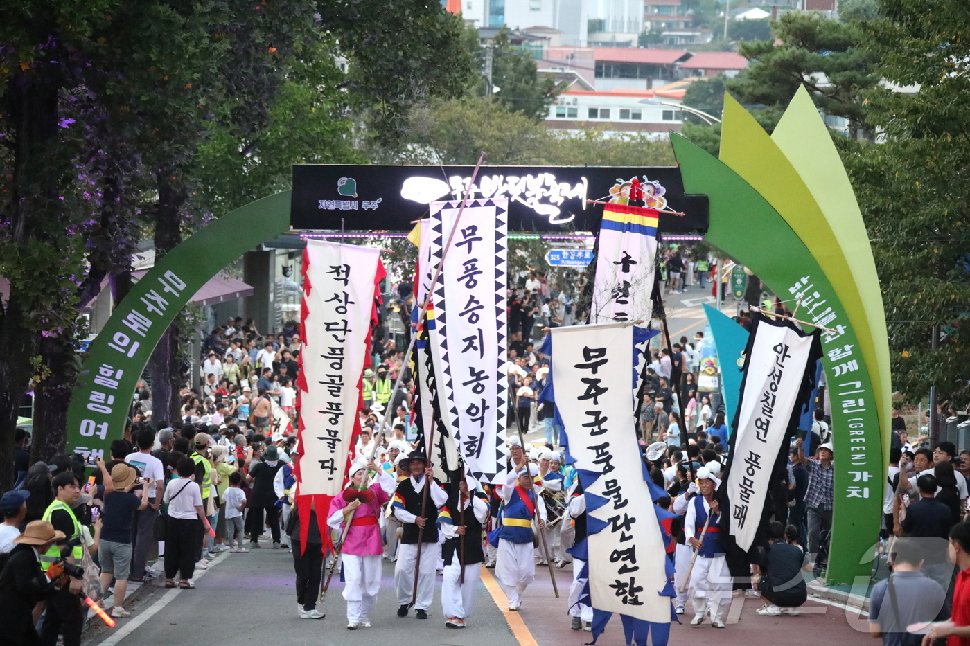 (무주=뉴스1) 장수인 기자 = 제28회 무주반딧불축제가 지난달 31일 '자연특별시 무주로의 힐링여행'을 주제로 무주읍 등나무운동장에서 9일간의 일정으로 화려한 막을 올렸다.(무주 …