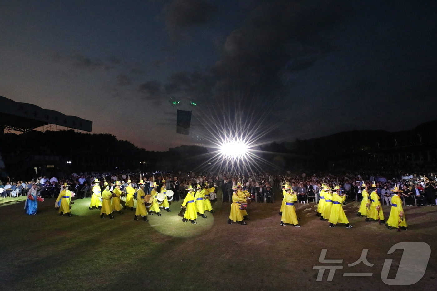 (무주=뉴스1) 장수인 기자 = 제28회 무주반딧불축제가 지난달 31일 '자연특별시 무주로의 힐링여행'을 주제로 무주읍 등나무운동장에서 9일간의 일정으로 화려한 막을 올렸다.(무주 …