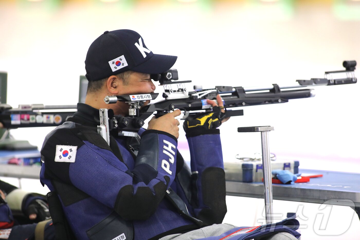 공기소총 간판 박진호&#40;47·강릉시청&#41;가 2024 파리 패럴림픽 한국 선수단에 두 번째 금메달을 안겼다. 3년 전 0.1점 차로 금메달을 놓친 한을 풀었다. 박진호는 31일&#40;한국시간&#41; 프랑스 샤토루 슈팅센터에서 열린 사격 R1 남자 10ｍ 공기소총 입사&#40;스포츠등급 SH1&#41; 결선에서 249.4점을 쏴 예르킨 가바소프&#40;카자흐스탄·247.7점&#41;를 제치고 우승을 차지했다.&#40;대한장애인체육회 제공&#41; 2024.8.31/뉴스1