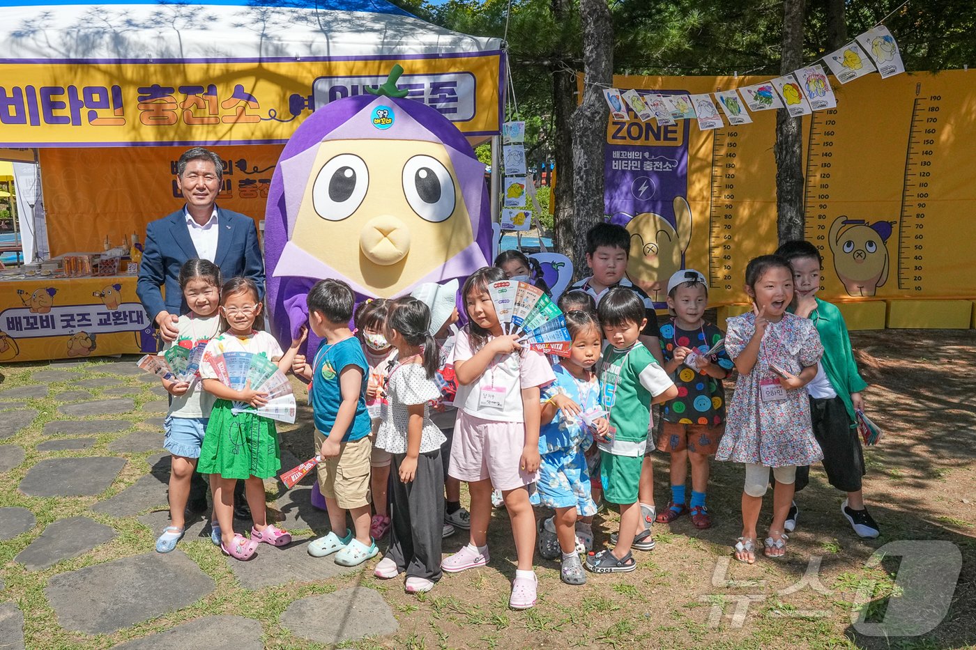 서흥원 양구군수가 지난달 30일 청춘 양구 배꼽축제 행사장을 찾아 아이들과 기념촬영을 하고 있다.&#40;양구군 제공&#41;/뉴스1