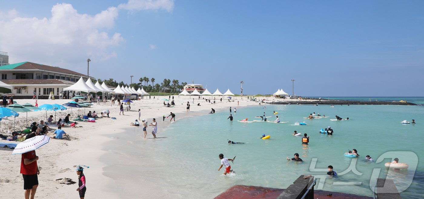 본문 이미지 - 제주도 지정 해수욕장 12곳이 일제히 폐장된 1일 제주시 협재해수욕장에서 늦더위 피서객들이 물놀이를 즐기고 있다. 제주도는 폭염으로 당분간 물놀이가 계속될 것으로 보고 이날부터 오는 15일까지 지정 해수욕장 12곳에 안전관리요원을 배치하기로 했다. 2024.9.1/뉴스1 ⓒ News1 오미란 기자