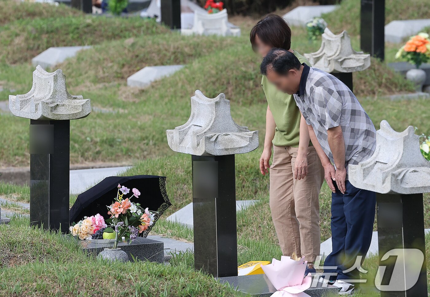 본문 이미지 - 추석 명절을 2주 가량 앞둔 1일 인천 부평구 인천가족공원을 찾은 성묘객들이 성묘를 하고 있다. 2024.9.1/뉴스1 ⓒ News1 김진환 기자