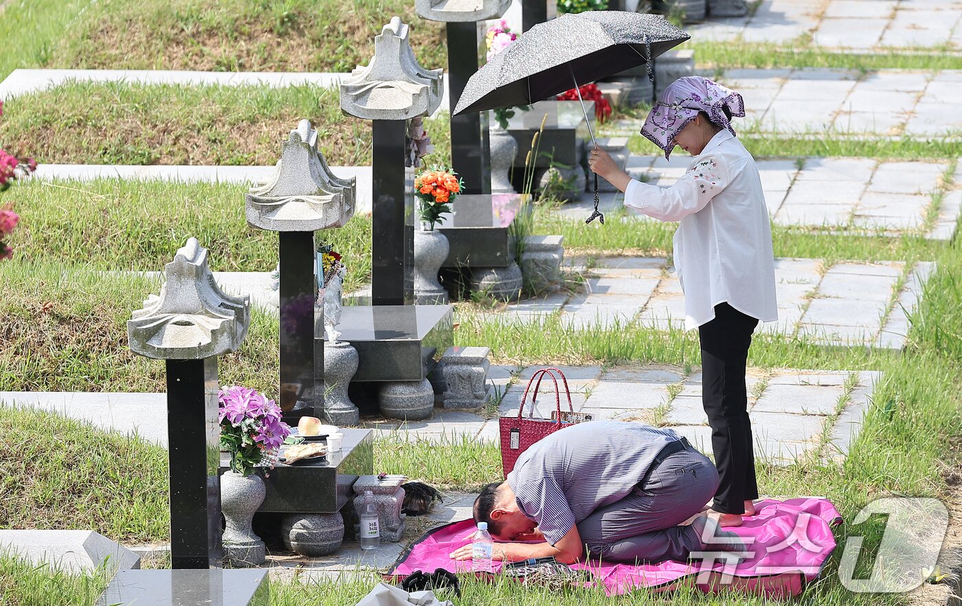 본문 이미지 - 추석 명절을 2주 가량 앞둔 1일 인천 부평구 인천가족공원을 찾은 성묘객들이 성묘를 하고 있다. 2024.9.1/뉴스1 ⓒ News1 김진환 기자