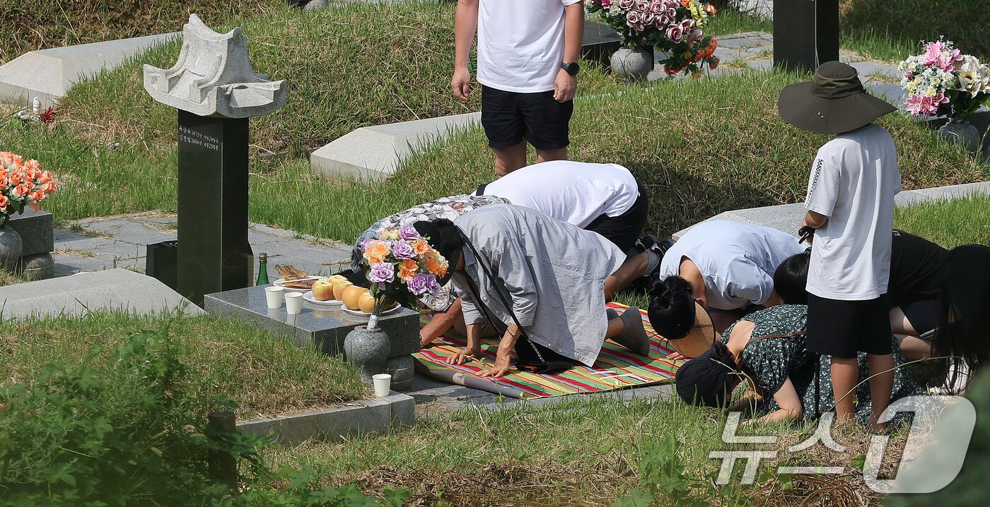 본문 이미지 - 추석 명절을 2주 가량 앞둔 1일 인천 부평구 인천가족공원을 찾은 성묘객들이 성묘를 하고 있다. 2024.9.1/뉴스1 ⓒ News1 김진환 기자