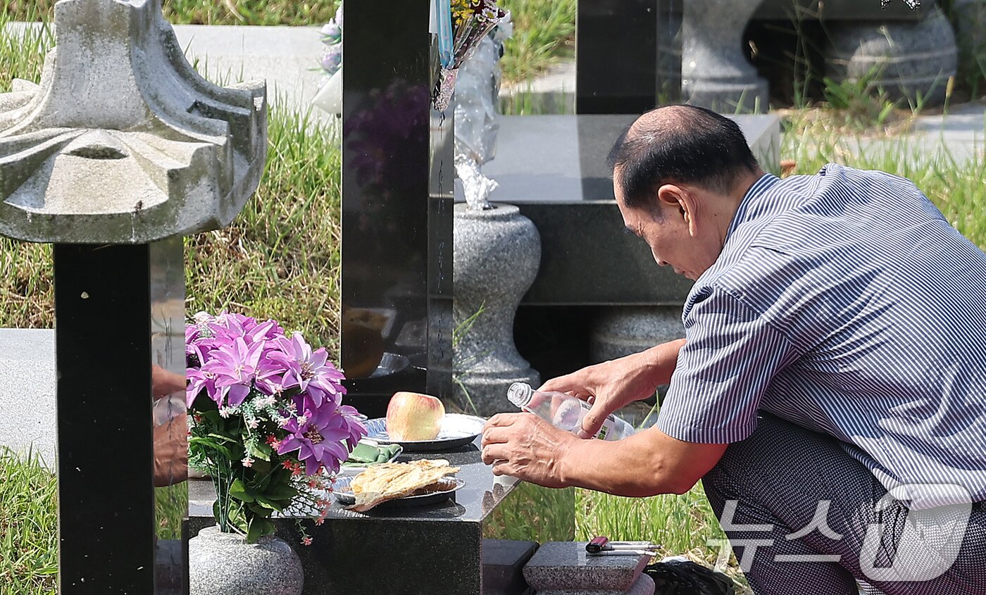 본문 이미지 - 추석 명절을 2주 가량 앞둔 1일 인천 부평구 인천가족공원을 찾은 성묘객이 술잔을 따르고 있다. 2024.9.1/뉴스1 ⓒ News1 김진환 기자