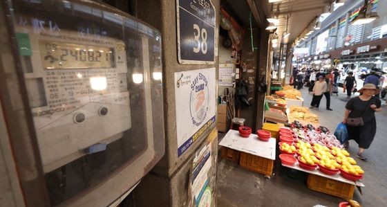 '언 발에 오줌 누기' 소상공인 지원 중장기적 대책 필요