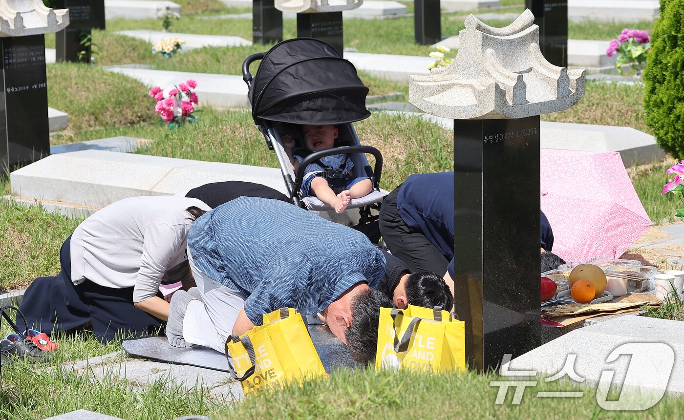 본문 이미지 - 추석 명절을 2주 가량 앞둔 1일 인천 부평구 인천가족공원을 찾은 성묘객들이 성묘를 하고 있다. 2024.9.1/뉴스1 ⓒ News1 김진환 기자