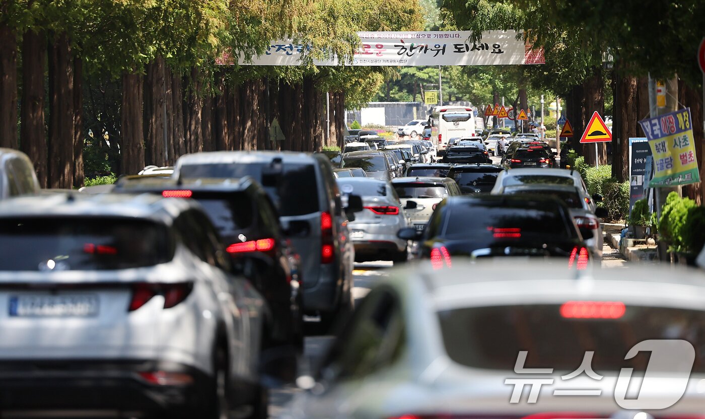 본문 이미지 - 추석 명절을 2주 가량 앞둔 1일 인천 부평구 인천가족공원 입구가 성묘객 차량들로 붐비고 있다. 2024.9.1/뉴스1 ⓒ News1 김진환 기자