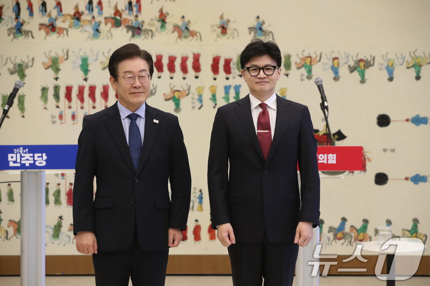 본문 이미지 - 한동훈 국민의힘 대표와 이재명 더불어민주당 대표가 1일 오후 서울 여의도 국회에서 가진 대표 회담에서 기념 촬영을 하고 있다. 양당 대표가 의제를 가지고 만나는 건 지난 2013년 새누리당 황우여, 민주당 김한길 대표에 이어 11년 만이다.2024.9.1/뉴스1 ⓒ News1 이광호 기자