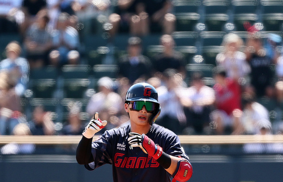 2026 프로야구 1호 홈런은 롯데 윤동희…삼성 후라도 상대 '쾅'