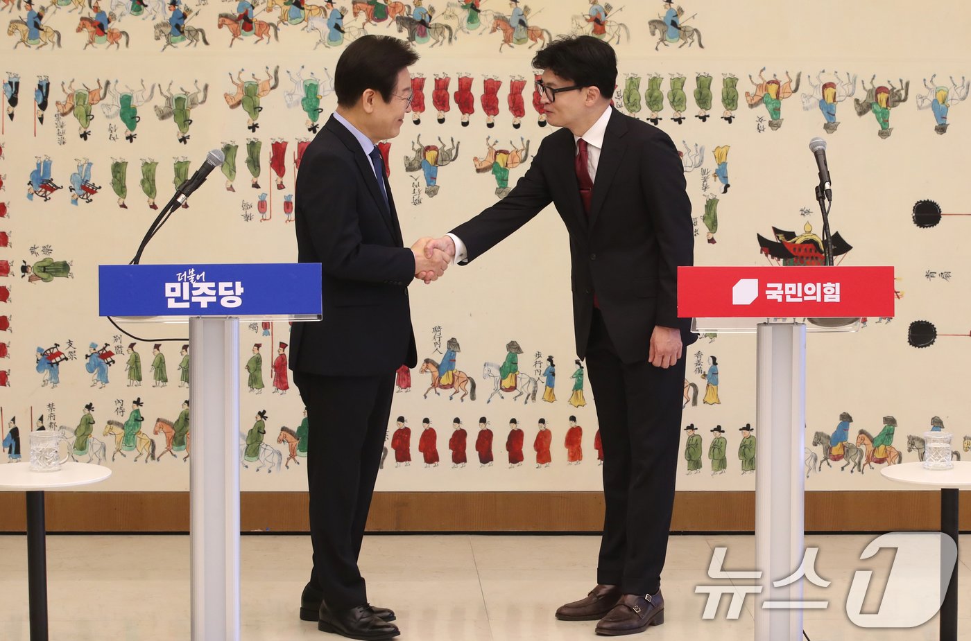 본문 이미지 - 한동훈 국민의힘 대표와 이재명 더불어민주당 대표가 1일 오후 서울 여의도 국회에서 가진 대표 회담에 앞서 모두발언을 마친뒤 악수하고 있다. 양당 대표가 의제를 가지고 만나는 건 지난 2013년 새누리당 황우여, 민주당 김한길 대표에 이어 11년 만이다.2024.9.1/뉴스1 ⓒ News1 이광호 기자