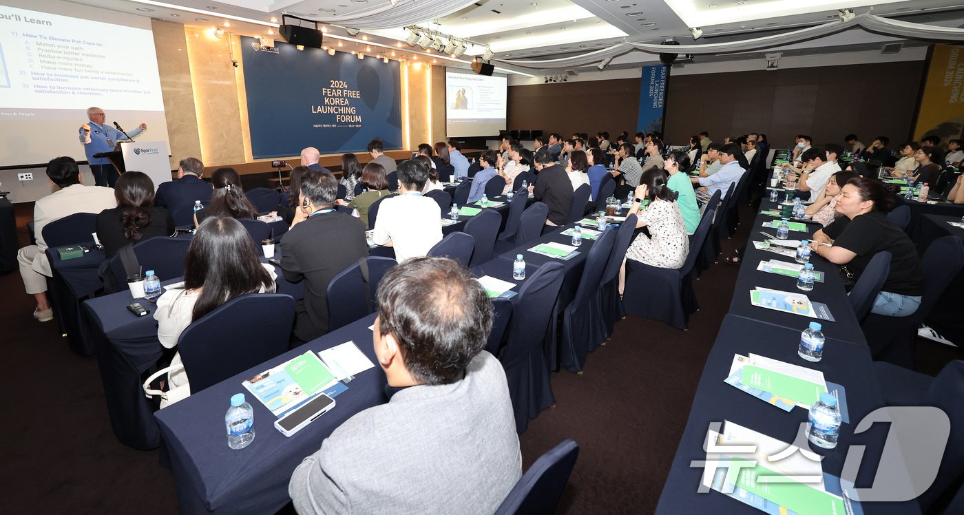 본문 이미지 - 피어프리 창립자인 미국 수의사 마티 베커가 1일 오후 서울 강남구 삼정호텔에서 열린 &#39;피어프리 코리아 런칭 포럼&#39;에 참석해 강연하고 있다. 2024.9.1/뉴스1 ⓒ News1 이동해 기자