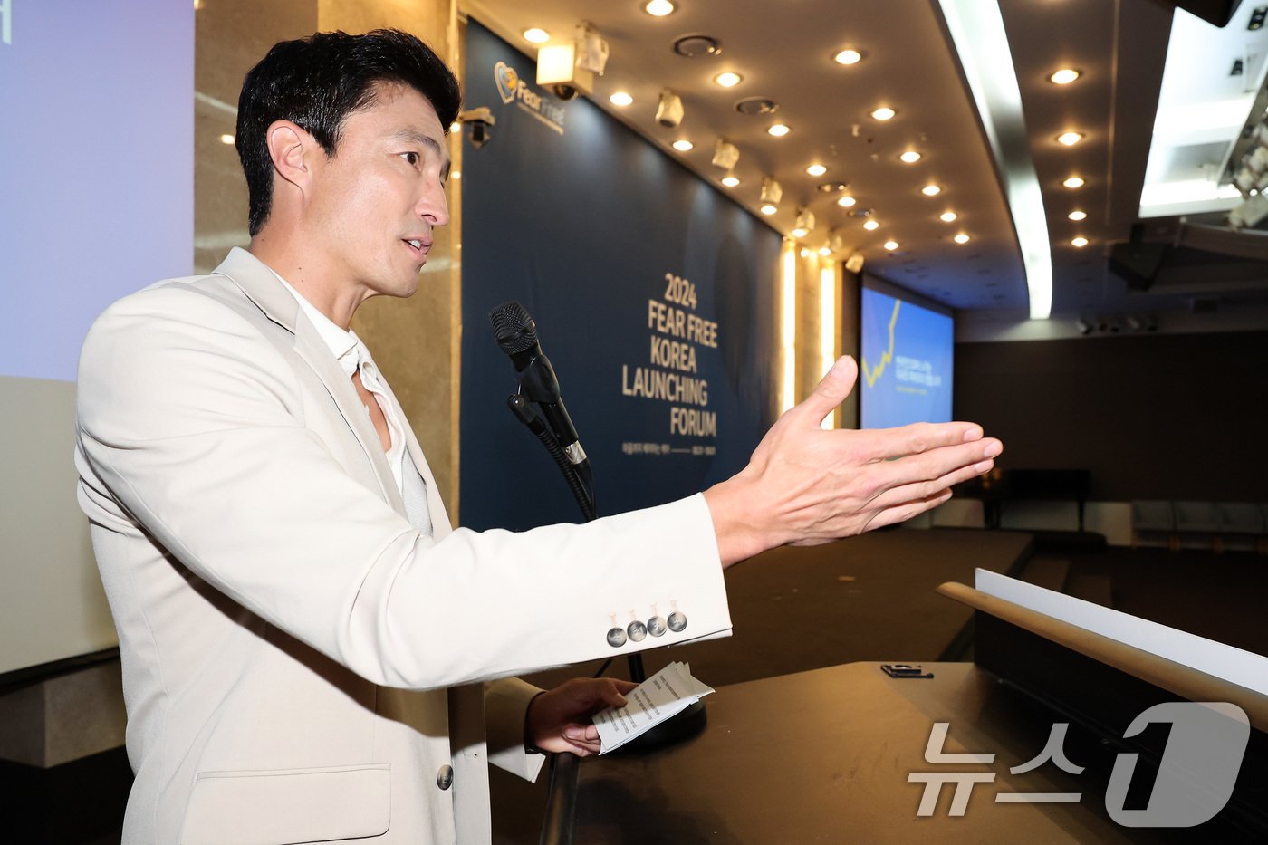 본문 이미지 - 배우 다니엘 헤니가 1일 오후 서울 강남구 삼정호텔에서 열린 &#39;피어프리 코리아 런칭 포럼&#39;에 참석해 반려인 보호자로서 느낀 미국의 피어프리 경험을 소개하고 있다. 2024.9.1/뉴스1 ⓒ News1 이동해 기자