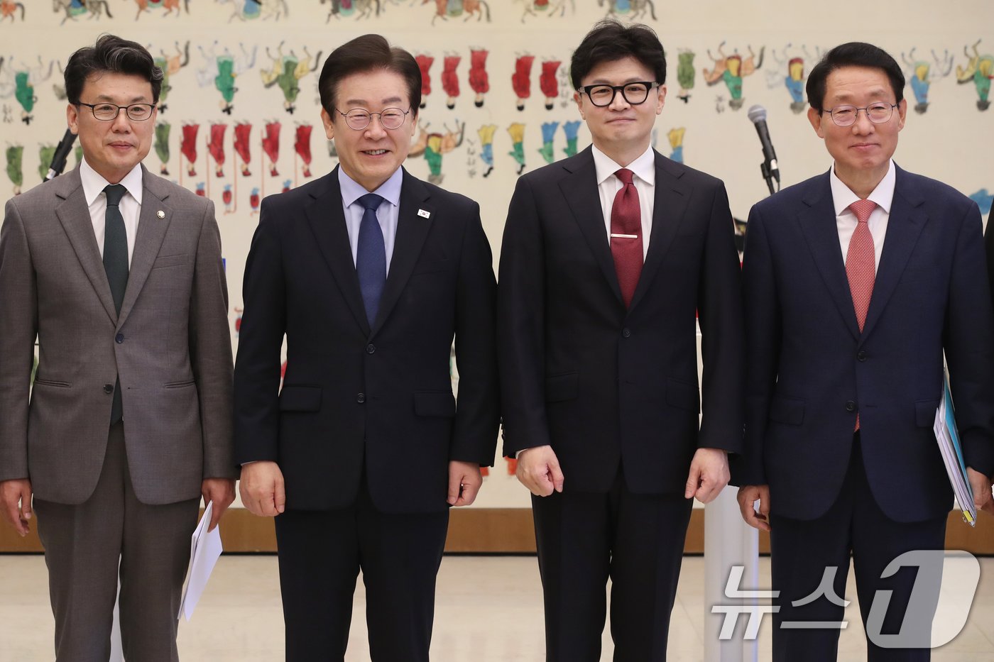 본문 이미지 - 한동훈 국민의힘 대표와 이재명 더불어민주당 대표가 1일 오후 서울 여의도 국회에서 가진 대표 회담에 앞서 기념촬영을 하고 있다. 왼쪽부터 더불어민주당 진성준 정책위의장, 이재명 대표, 국민의힘 한동훈 대표, 김상훈 정책위의장.2024.9.1/뉴스1 ⓒ News1 이광호 기자