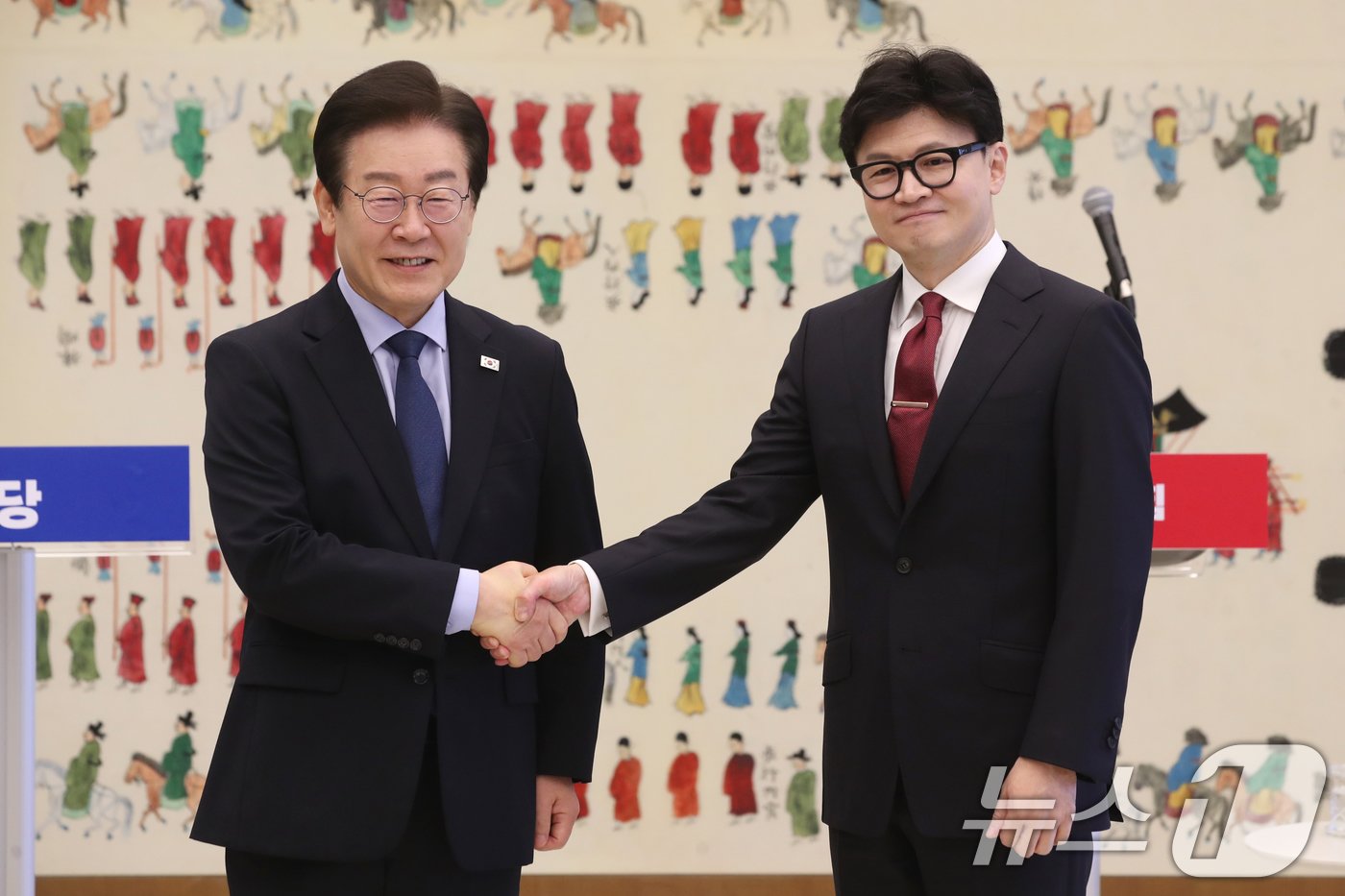 본문 이미지 - 한동훈 국민의힘 대표와 이재명 더불어민주당 대표가 1일 오후 서울 여의도 국회에서 가진 대표 회담에 앞서 악수하고 있다. 양당 대표가 의제를 가지고 만나는 건 지난 2013년 새누리당 황우여, 민주당 김한길 대표에 이어 11년 만이다.2024.9.1/뉴스1 ⓒ News1 이광호 기자