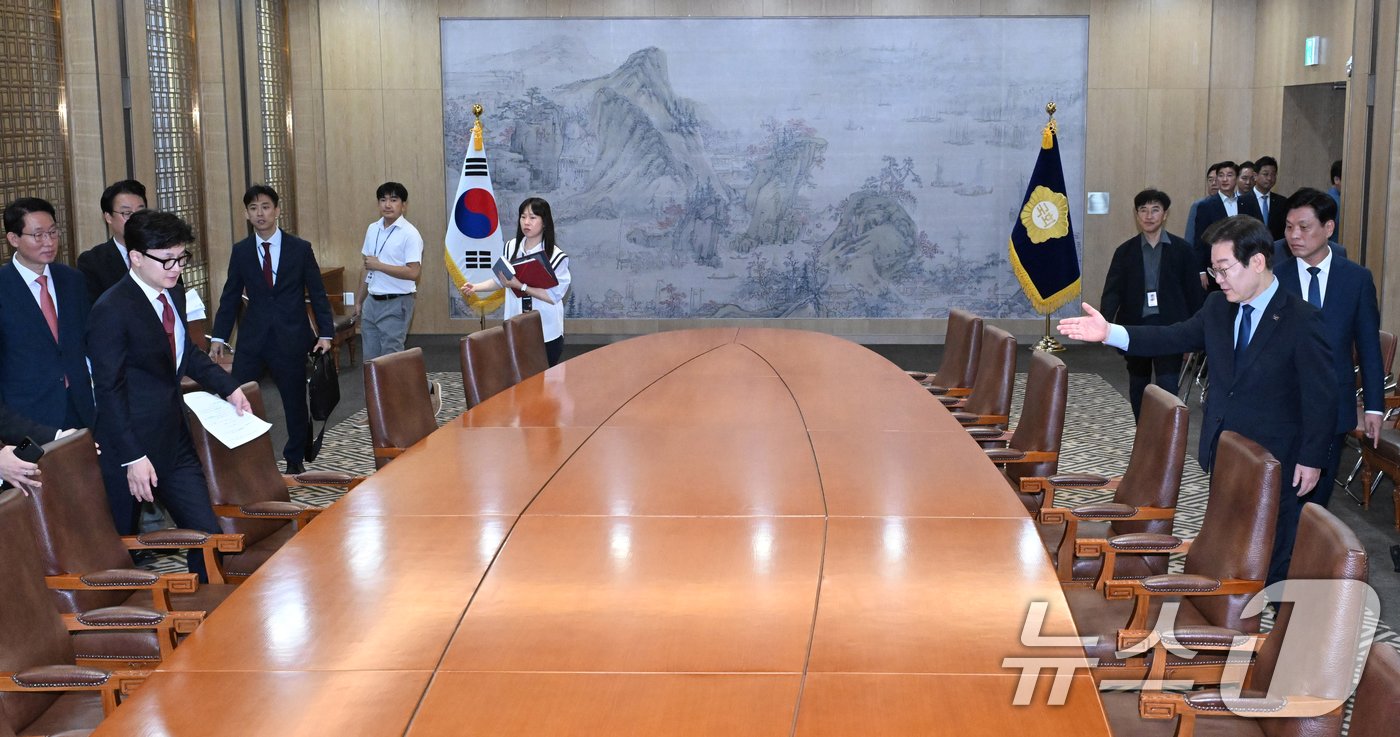 본문 이미지 - 한동훈 국민의힘 대표와 이재명 더불어민주당 대표가 1일 오후 서울 여의도 국회에서 대표 회담을 위해 회담장으로 들어서고 있다. (공동취재)2024.9.1/뉴스1 ⓒ News1 이광호 기자