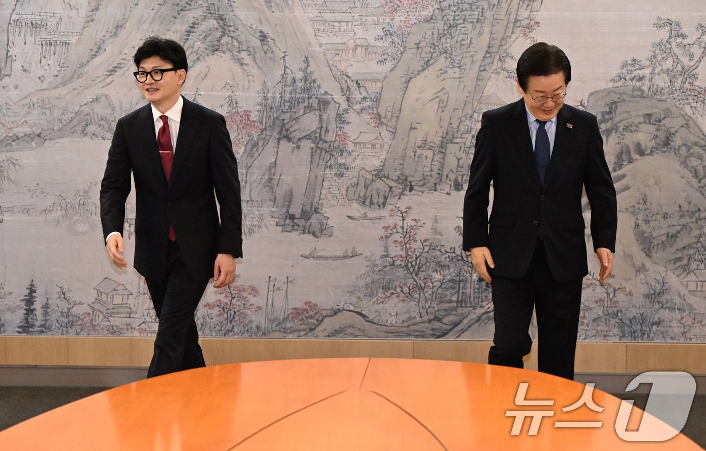 본문 이미지 - 한동훈 국민의힘 대표와 이재명 더불어민주당 대표가 1일 오후 서울 여의도 국회에서 대표 회담을 위해 회담장으로 들어서고 있다. (공동취재)2024.9.1/뉴스1 ⓒ News1 이광호 기자