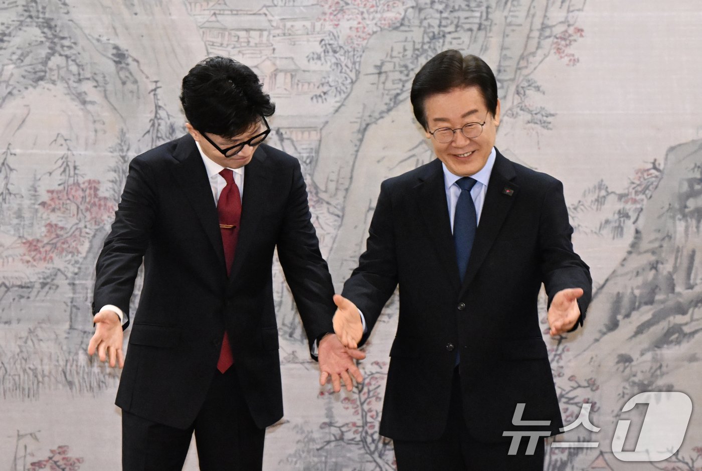 본문 이미지 - 한동훈 국민의힘 대표와 이재명 더불어민주당 대표가 1일 오후 서울 여의도 국회에서 가진 대표 회담에 앞서 기념촬영을 마친뒤 자리로 향하고 있다. (공동취재)2024.9.1/뉴스1 ⓒ News1 이광호 기자