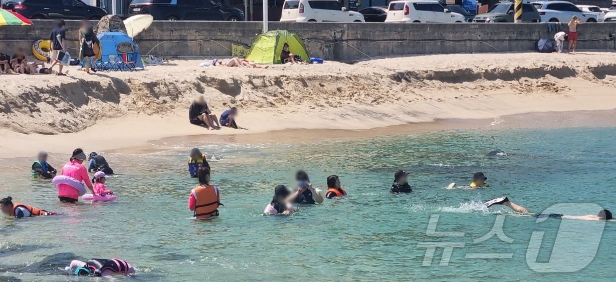 본문 이미지 - 가을의 시작을 알리는 9월의 첫날인 지난 1일 폐장한 강원 강릉 사천해변을 찾은 '늑장 피서객'들이 물놀이를 즐기고 있다. 폐장한 해수욕장에서 물놀이는 안전요원이 철수해 적절한 구조 조치를 받을 수 없어 위험하다. 2024.9.1/뉴스1 윤왕근 기자