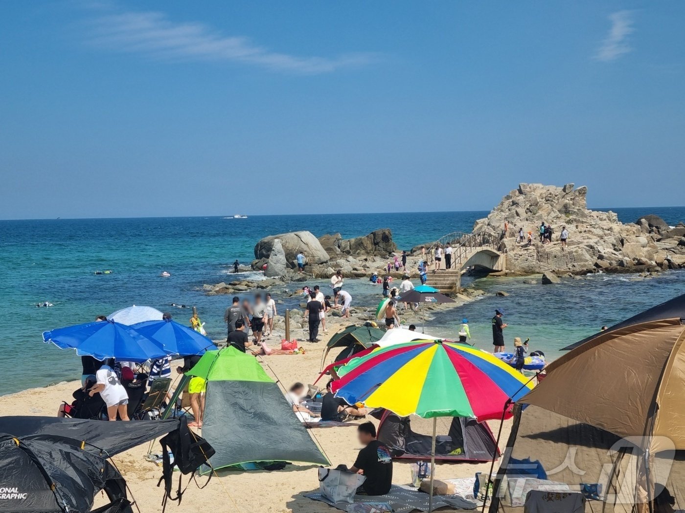 본문 이미지 - 가을의 시작을 알리는 9월의 첫 날인 지난 1일 폐장한 강원 강릉 사천해변을 찾은 '늑장 피서객'들이 물놀이를 즐기고 있다. 폐장한 해수욕장에서 물놀이는 안전요원이 철수해 적절한 구조 조치를 받을 수 없어 위험하다. 2024.9.1/뉴스1 윤왕근 기자