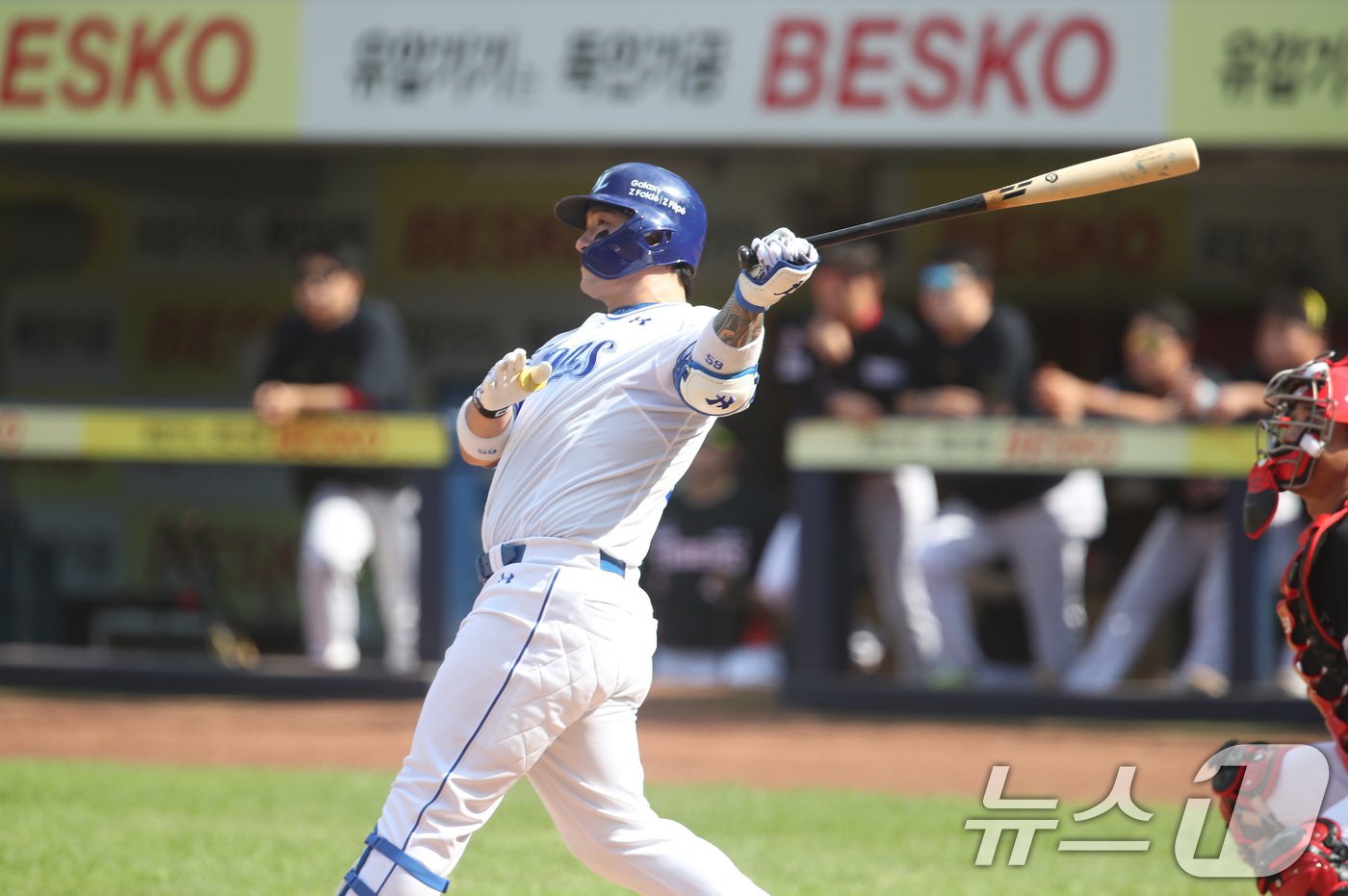 본문 이미지 - 1일 오후 대구 삼성라이온즈파크에서 열린 프로야구 '2024 신한 SOL 뱅크 KBO리그' KIA 타이거즈와 삼성 라이온즈의 경기, 3회말 2사 2루 상황 삼성 5번타자 박병호가 좌측 담장 넘어가는 2점 연타석 홈런을 치고 있다. 2024.9.1/뉴스1 ⓒ News1 공정식 기자