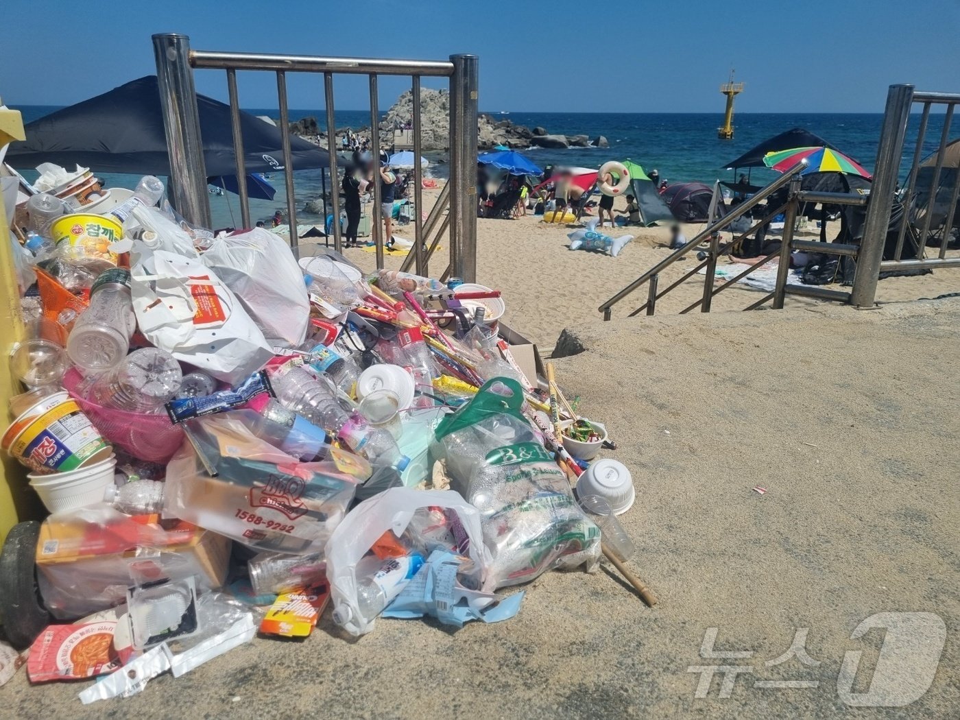 본문 이미지 - 가을의 시작을 알리는 9월의 첫 날인 지난 1일 '늑장 피서객'이 다녀간 강원 강릉 사천해변 인근 도로가 쓰레기로 가득해 눈살을 찌푸리게 하고 있다. 2024.9.1/뉴스1 윤왕근 기자