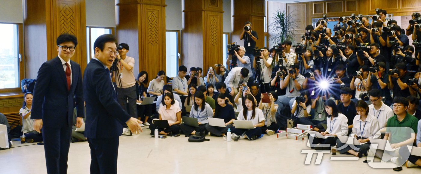 본문 이미지 - 한동훈 국민의힘 대표와 이재명 더불어민주당 대표가 1일 서울 여의도 국회에서 열린 여야 대표 회담에 앞서 기념촬영을 하고 있다.(공동취재)2024.9.1/뉴스1 ⓒ News1 이광호 기자