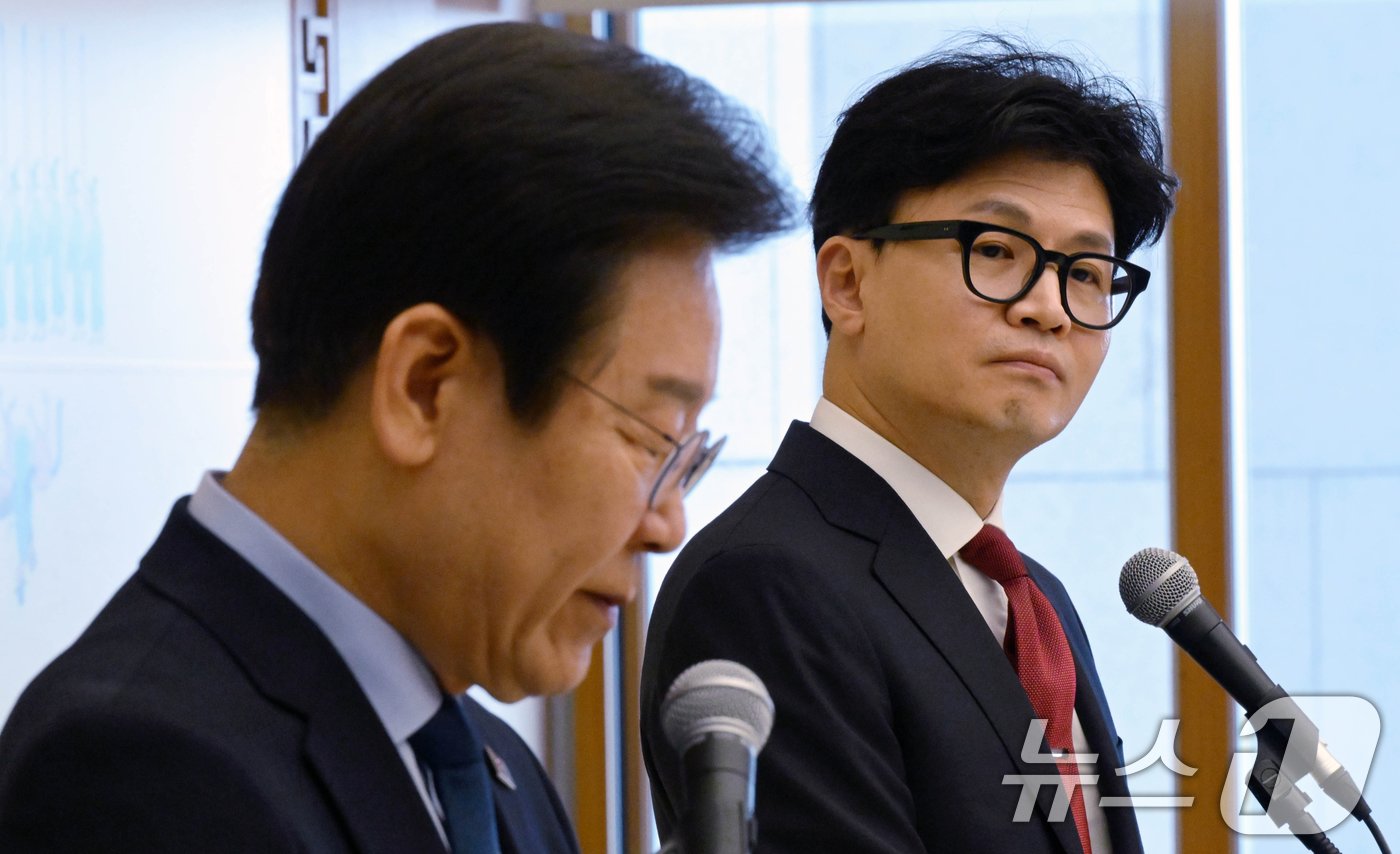 본문 이미지 - 한동훈 국민의힘 대표가 1일 서울 여의도 국회에서 열린 여야 대표 회담에 앞서 이재명 더불어민주당 대표의 모두발언을 듣고 있다.(공동취재)2024.9.1/뉴스1 ⓒ News1 이광호 기자