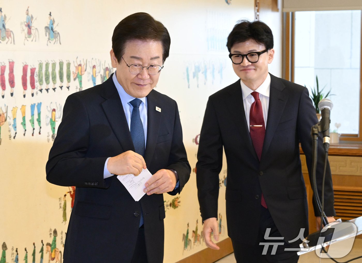 본문 이미지 - 한동훈 국민의힘 대표와 이재명 더불어민주당 대표가 1일 서울 여의도 국회에서 열린 대표 회담에 앞서 모두발언을 마친 후 회담장으로 이동하고 있다. (공동취재)2024.9.1/뉴스1 ⓒ News1 이광호 기자