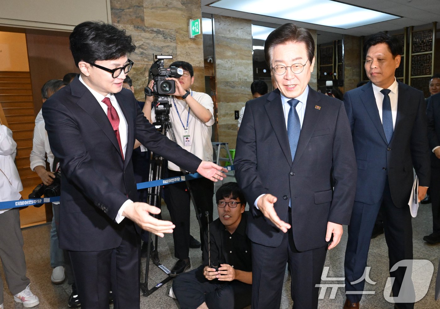 본문 이미지 - 한동훈 국민의힘 대표와 이재명 더불어민주당 대표가 1일 서울 여의도 국회에서 열린 여야 대표 회담에서 모두발언 자리로 향하고 있다.(공동취재)2024.9.1/뉴스1 ⓒ News1 이광호 기자