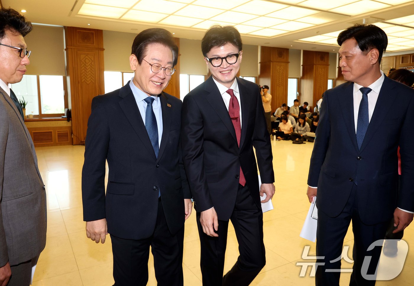 본문 이미지 - 한동훈 국민의힘 대표와 이재명 더불어민주당 대표가 1일 서울 여의도 국회에서 열린 여야 대표회담에 앞서 모두발언을 마친 뒤 회담장으로 향하고 있다.(공동취재)2024.9.1/뉴스1 ⓒ News1 이광호 기자