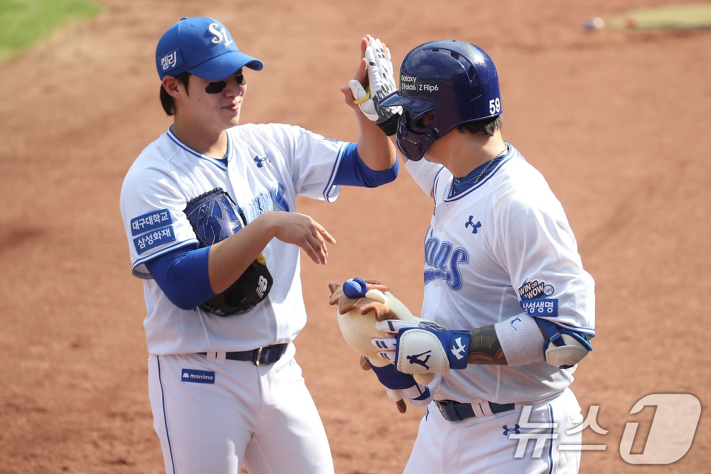 본문 이미지 - 1일 오후 대구 삼성라이온즈파크에서 열린 프로야구 '2024 신한 SOL 뱅크 KBO리그' KIA 타이거즈와 삼성 라이온즈의 경기, 3회말 2사 2루 상황 삼성 5번타자 박병호가 좌측 담장 넘어가는 2점 연타석 홈런을 친 뒤 선발 원태인과 하이파이브를 나누며 기뻐하고 있다. 2024.9.1/뉴스1 ⓒ News1 공정식 기자