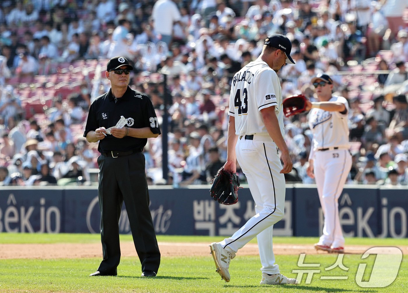 본문 이미지 - 1일 오후 서울 송파구 잠실야구장에서 열린 프로야구 '2024 신한 SOL뱅크 KBO리그' 두산 베어스와 롯데 자이언츠의 경기에서 5회초 두산 선발투수 발라조빅이 이병헌과 교체되며 마운드를 떠나고 있다. 2024.9.1/뉴스1 ⓒ News1 구윤성 기자