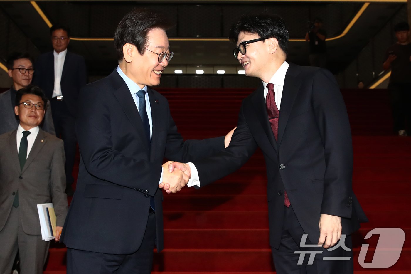 본문 이미지 - 한동훈 국민의힘 대표와 이재명 더불어민주당 대표가 1일 오후 서울 여의도 국회에서 대표 회담을 마친뒤 악수하고 있다.2024.9.1/뉴스1 ⓒ News1 이광호 기자