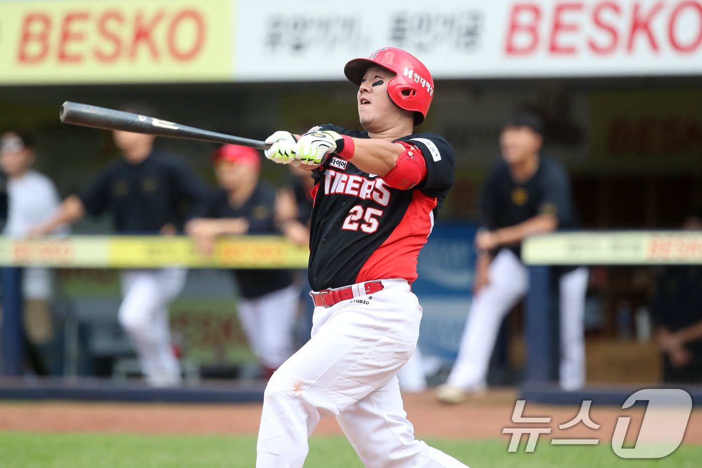 본문 이미지 - 1일 오후 대구 삼성라이온즈파크에서 열린 프로야구 '2024 신한 SOL 뱅크 KBO리그' KIA 타이거즈와 삼성 라이온즈의 경기, 9회초 2사 1루 상황 KIA 7번타자 이우성이 좌중간 방면 역전 2루타를 치고 있다. 2024.9.1/뉴스1 ⓒ News1 공정식 기자