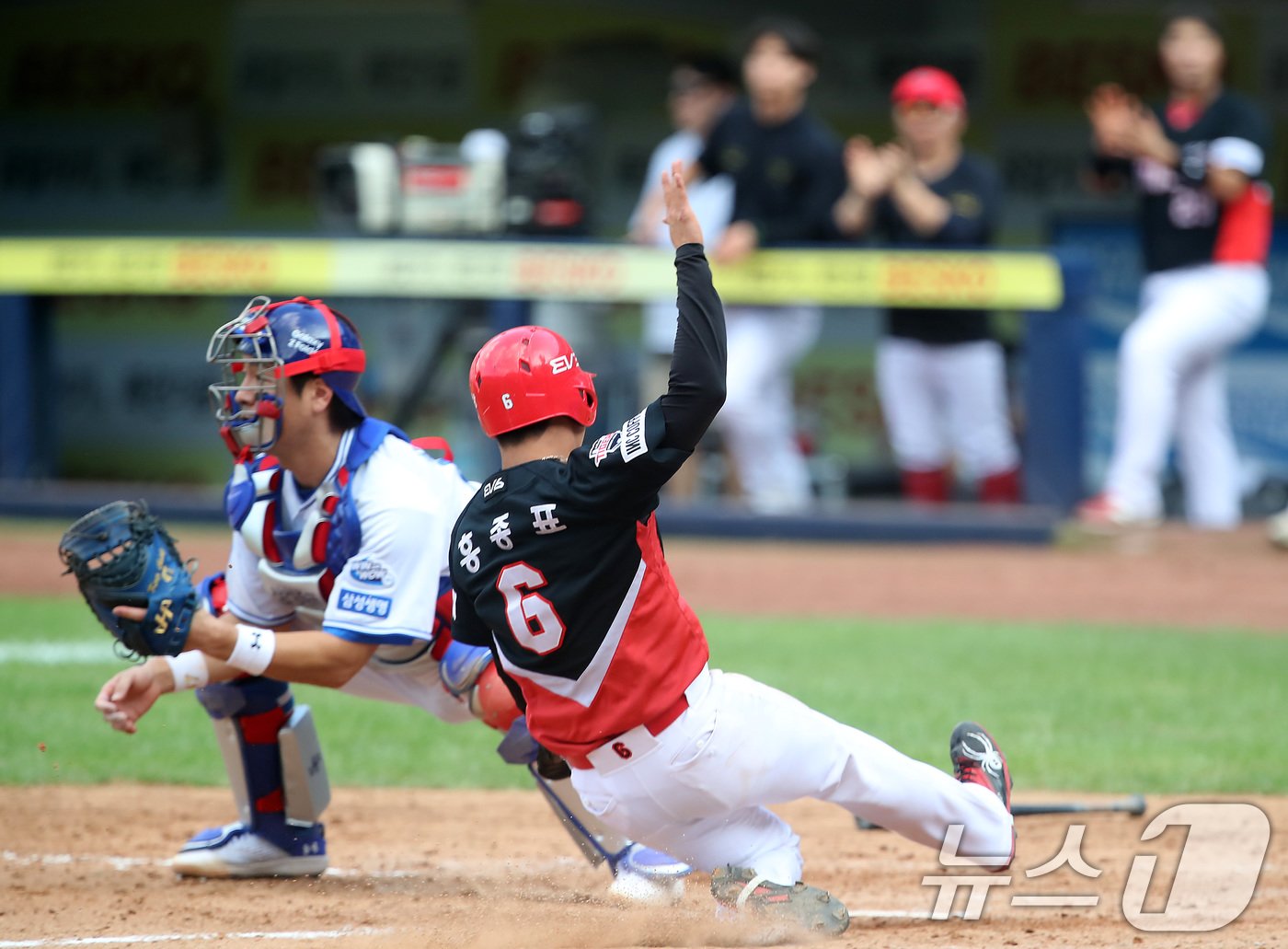 1일 오후 대구 삼성라이온즈파크에서 열린 프로야구 &#39;2024 신한 SOL 뱅크 KBO리그&#39; KIA 타이거즈와 삼성 라이온즈의 경기, 9회초 2사 1루 상황 KIA 7번타자 이우성이 좌중간 방면 2루타를 때리자 1루주자 홍종표가 홈으로 들어오며 6대 5 역전에 성공하고 있다. 2024.9.1/뉴스1 ⓒ News1 공정식 기자