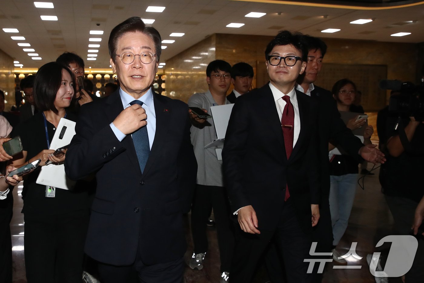 본문 이미지 - 한동훈 국민의힘 대표와 이재명 더불어민주당 대표가 1일 오후 서울 여의도 국회에서 대표 회담을 마친뒤 함께 이동하고 있다.2024.9.1/뉴스1 ⓒ News1 이광호 기자