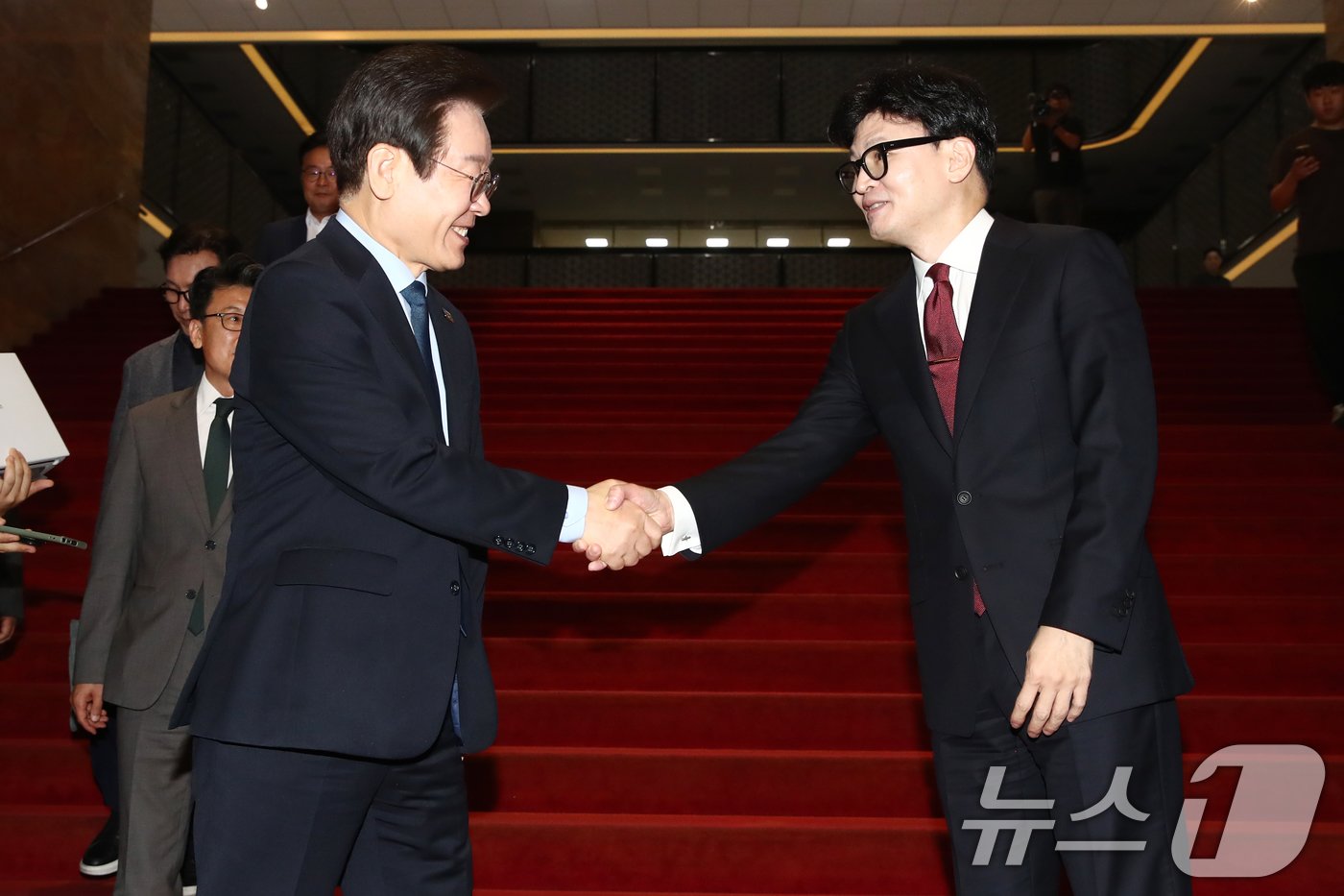 본문 이미지 - 한동훈 국민의힘 대표와 이재명 더불어민주당 대표가 1일 오후 서울 여의도 국회에서 대표 회담을 마친뒤 악수하고 있다.2024.9.1/뉴스1 ⓒ News1 이광호 기자