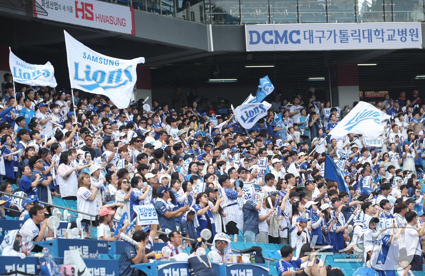 본문 이미지 - 1일 오후 대구 삼성라이온즈파크에서 열린 프로야구 '2024 신한 SOL 뱅크 KBO리그' KIA 타이거즈와 삼성 라이온즈의 경기를 찾은 야구팬들이 무더위도 잊은 채 열띤 응원전을 펼치고 있다. 2024.9.1/뉴스1 ⓒ News1 공정식 기자