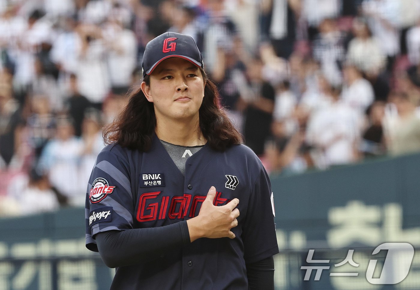 1일 오후 서울 송파구 잠실야구장에서 열린 프로야구 &#39;2024 신한 SOL뱅크 KBO리그&#39; 두산 베어스와 롯데 자이언츠의 경기에서 연장 10회말 두산의 공격을 무실점으로 막아낸 롯데 김원중이 덕아웃으로 향하고 있다. 2024.9.1/뉴스1 ⓒ News1 구윤성 기자