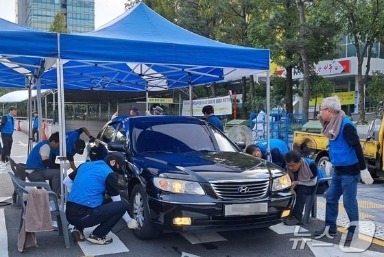 1일 대전 서구청 앞마당에서 대전자동차전문정비사업조합 주관으로 ‘추석 귀성 차량 무상점검’ 행사가 진행되고 있다. 2024.9.1 /뉴스1 ⓒNews1 최일 기자