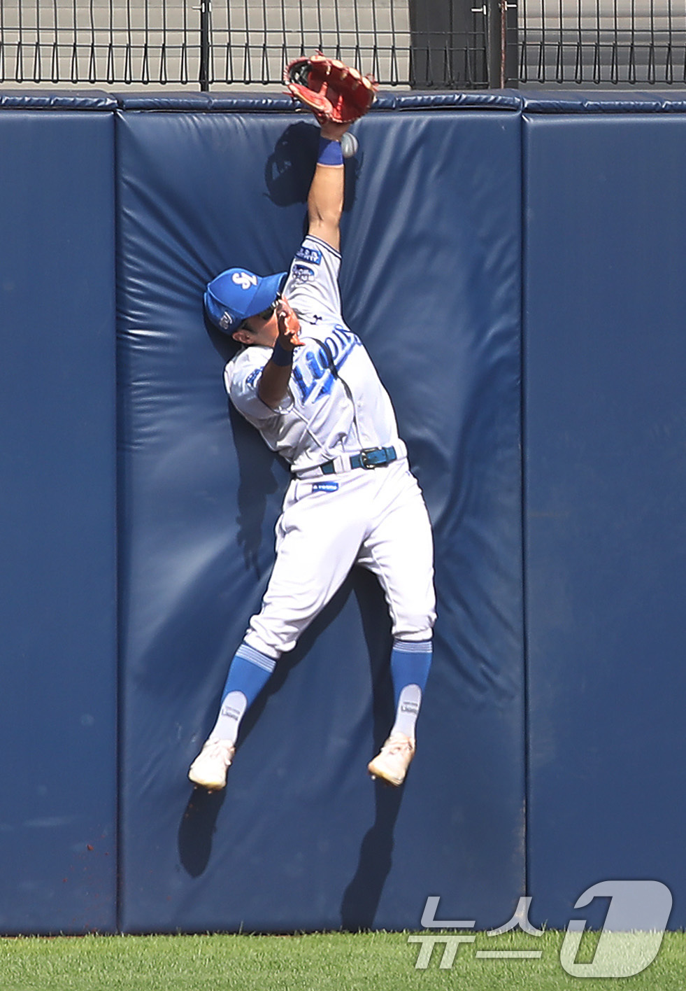 (대구=뉴스1) 공정식 기자 = 1일 오후 대구 삼성라이온즈파크에서 열린 프로야구 '2024 신한 SOL 뱅크 KBO리그' KIA 타이거즈와 삼성 라이온즈의 경기, 3회초 2사 주 …