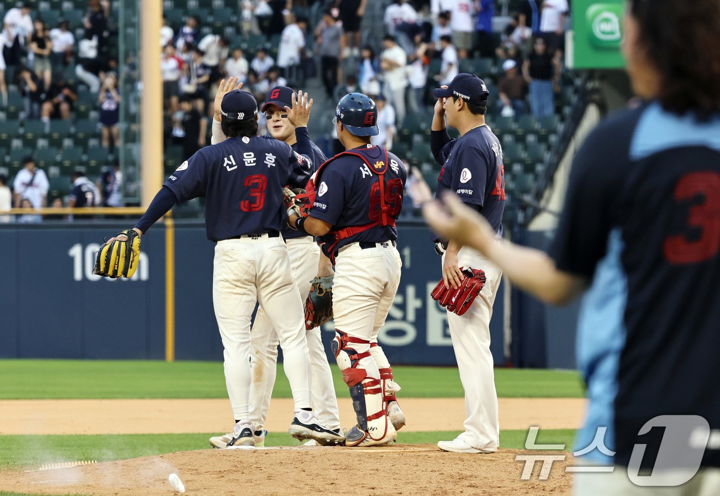 본문 이미지 - 1일 오후 서울 송파구 잠실야구장에서 열린 프로야구 '2024 신한 SOL뱅크 KBO리그' 두산 베어스와 롯데 자이언츠의 경기에서 12회 연장 혈투 끝 4대3으로 승리한 롯데 선수들이 기쁨을 나누고 있다. 2024.9.1/뉴스1 ⓒ News1 구윤성 기자