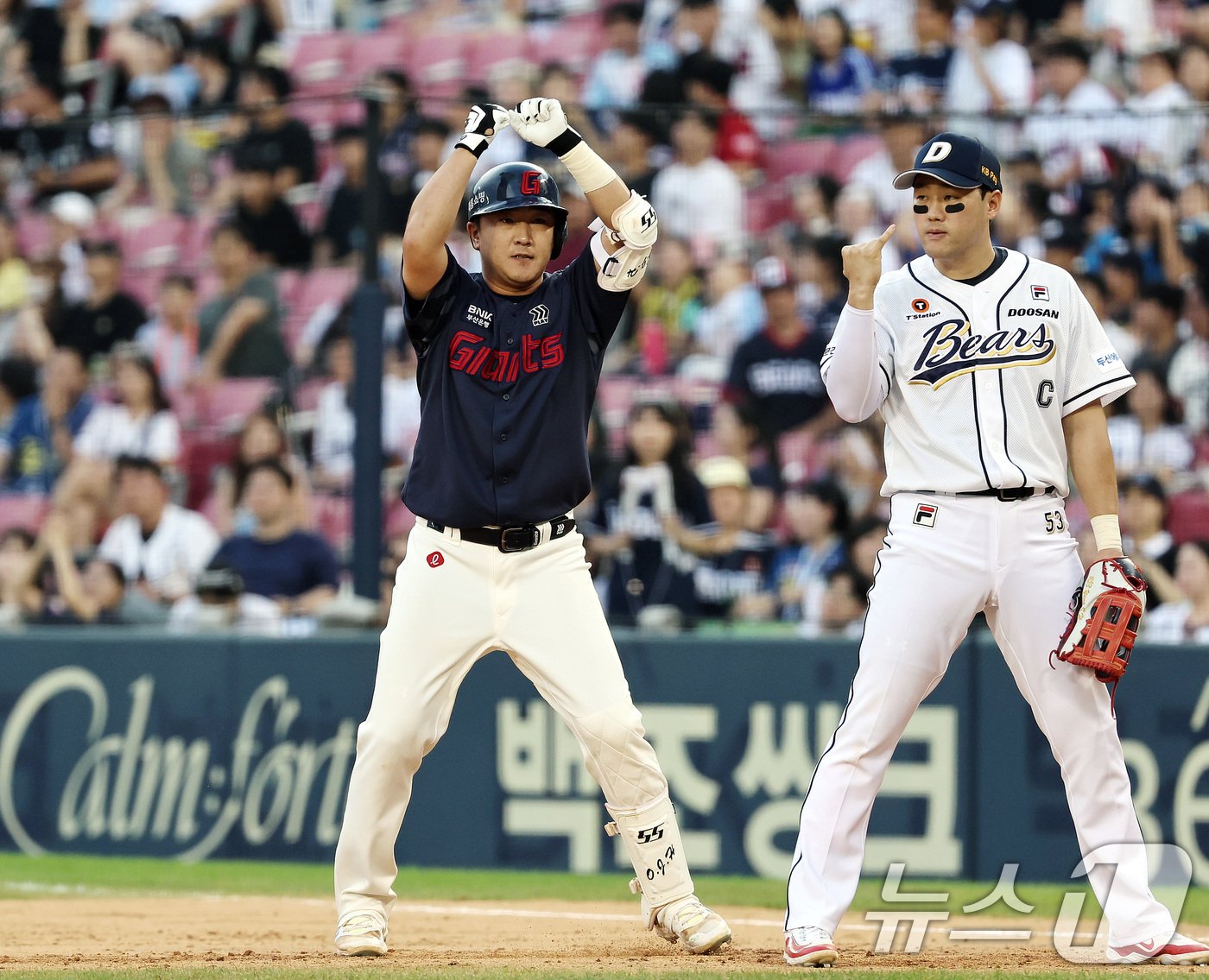 본문 이미지 - 1일 오후 서울 송파구 잠실야구장에서 열린 프로야구 '2024 신한 SOL뱅크 KBO리그' 두산 베어스와 롯데 자이언츠의 경기에서 연장 12회초 2사 1,3루 상황때 롯데 정훈이 1타점 적시타를 친 뒤 환호하고 있다. 2024.9.1/뉴스1 ⓒ News1 구윤성 기자