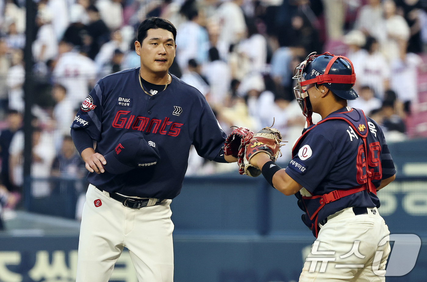 (서울=뉴스1) 구윤성 기자 = 1일 오후 서울 송파구 잠실야구장에서 열린 프로야구 '2024 신한 SOL뱅크 KBO리그' 두산 베어스와 롯데 자이언츠의 경기에서 12회 연장 혈투 …