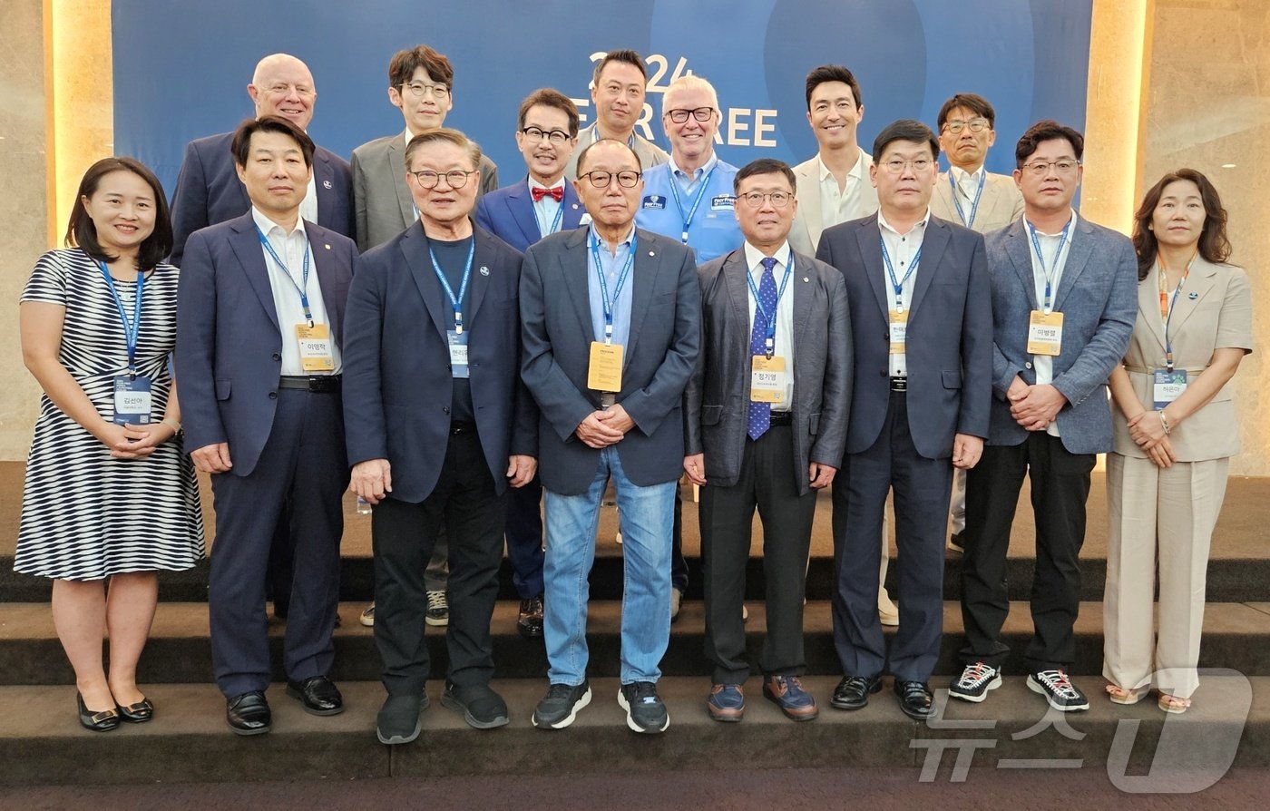 본문 이미지 - 1일 서울 강남구 삼정호텔에서 열린 &#39;피어프리 코리아 런칭 포럼&#39; 주요 참석자들이 기념사진을 찍고 있다. ⓒ 뉴스1 최서윤 기자