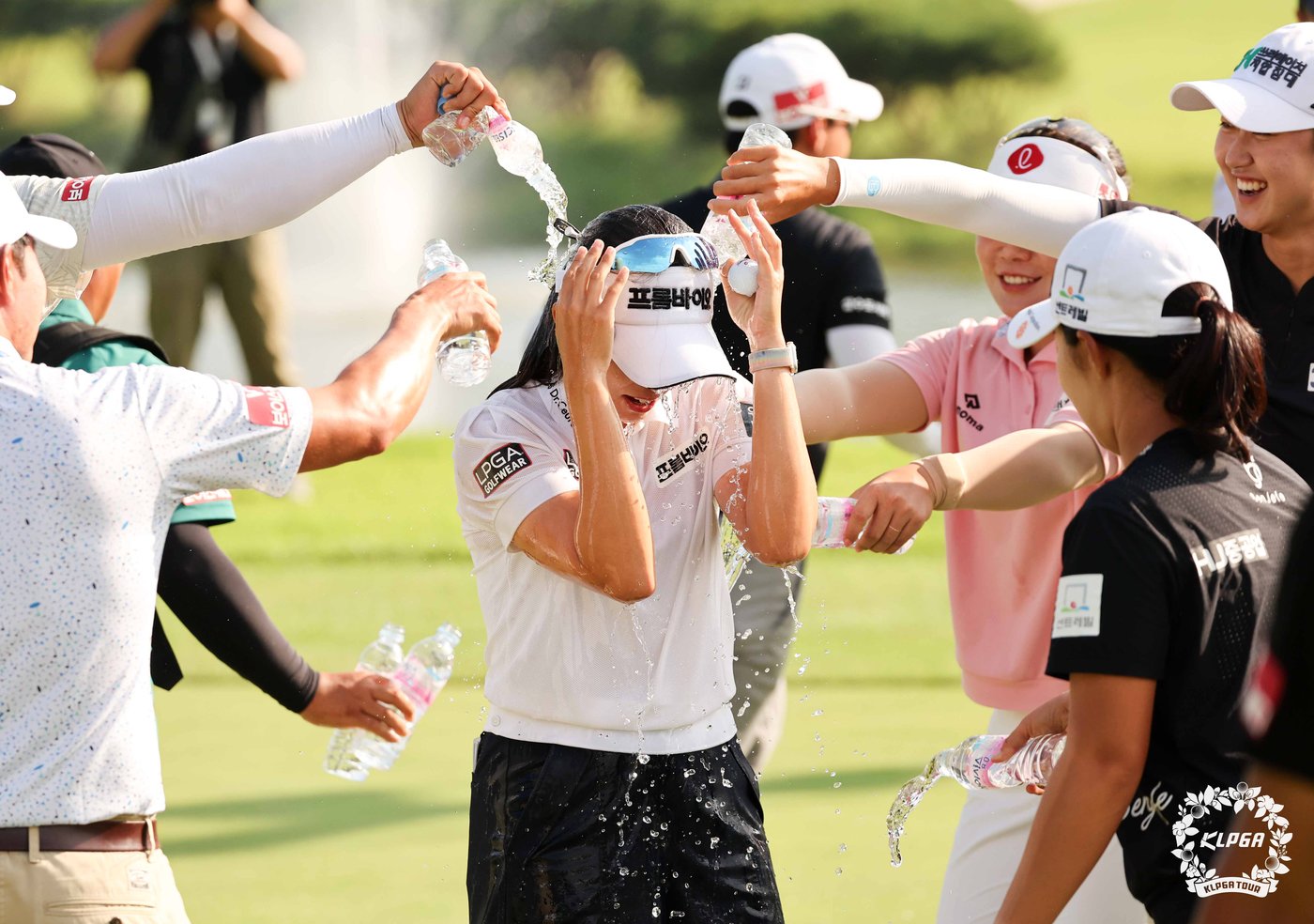 본문 이미지 - 배소현이 1일 경기 용인에 위치한 써닝포인트CC에서 열린 '제13회 KG 레이디스 오픈' 마지막 라운드에서 우승을 확정 짓고 축하 받고 있다. (KLPGA 제공) 2024.9.1/뉴스1
